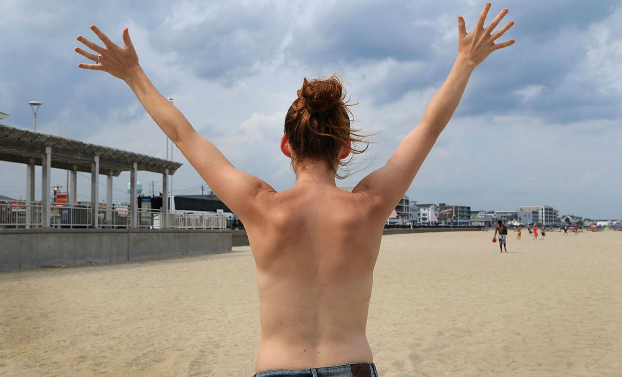 [ image : topless à la plage ]