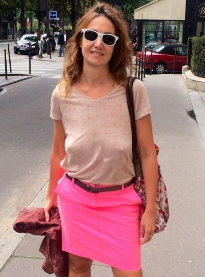 femme sans soutiens gorge dans la rue